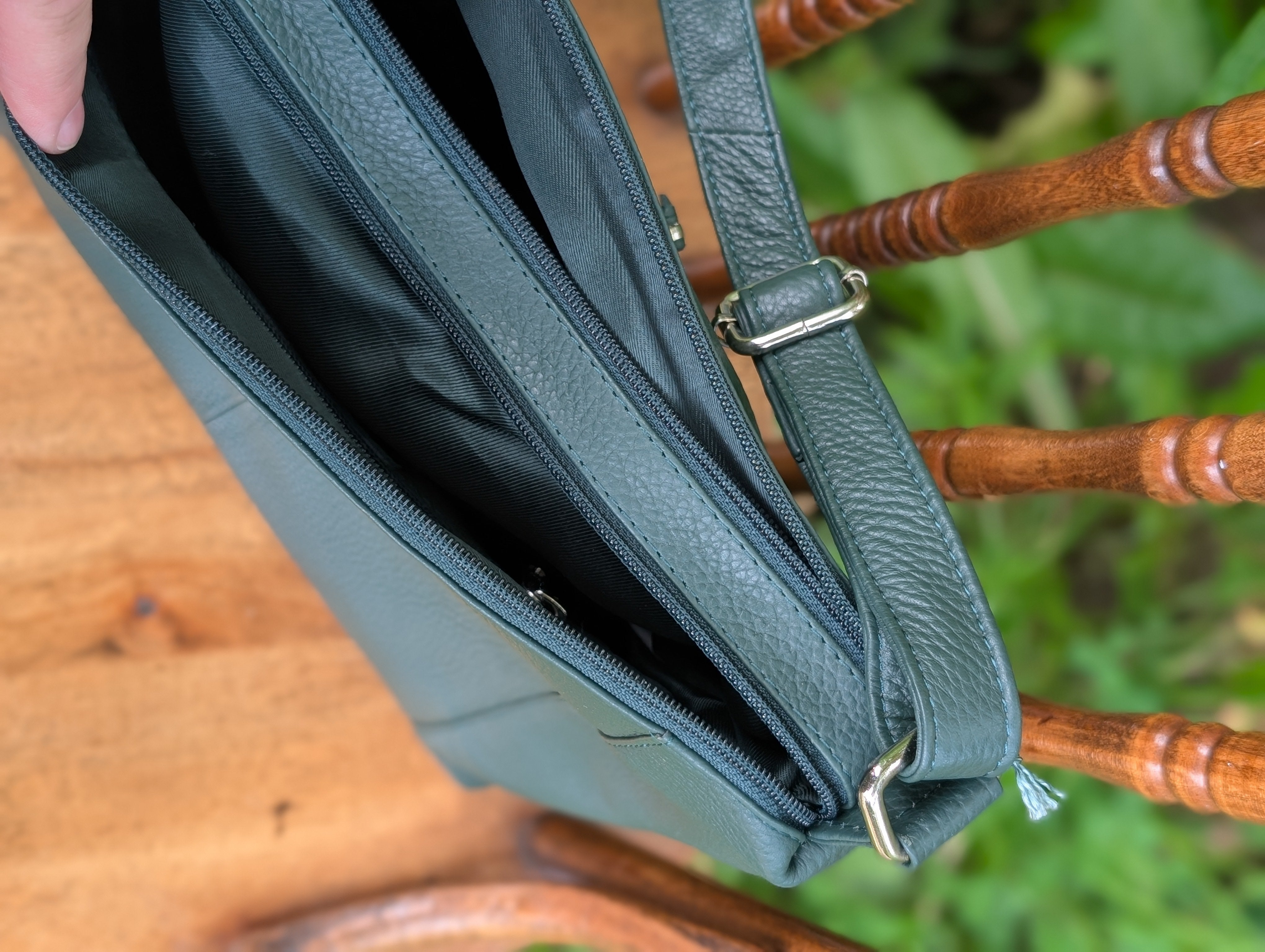 Elegant Leather Crossbody Bag Tressa – Stylish & Functional